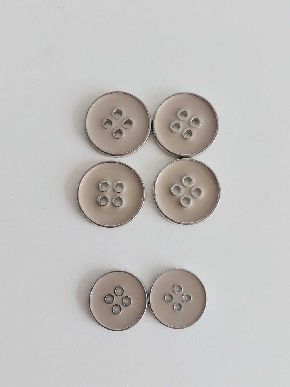 Round 4 Holes 6 Count Tan Enameled 2 Sicez Metalic Base Buttons. 4 bigger , 2 s